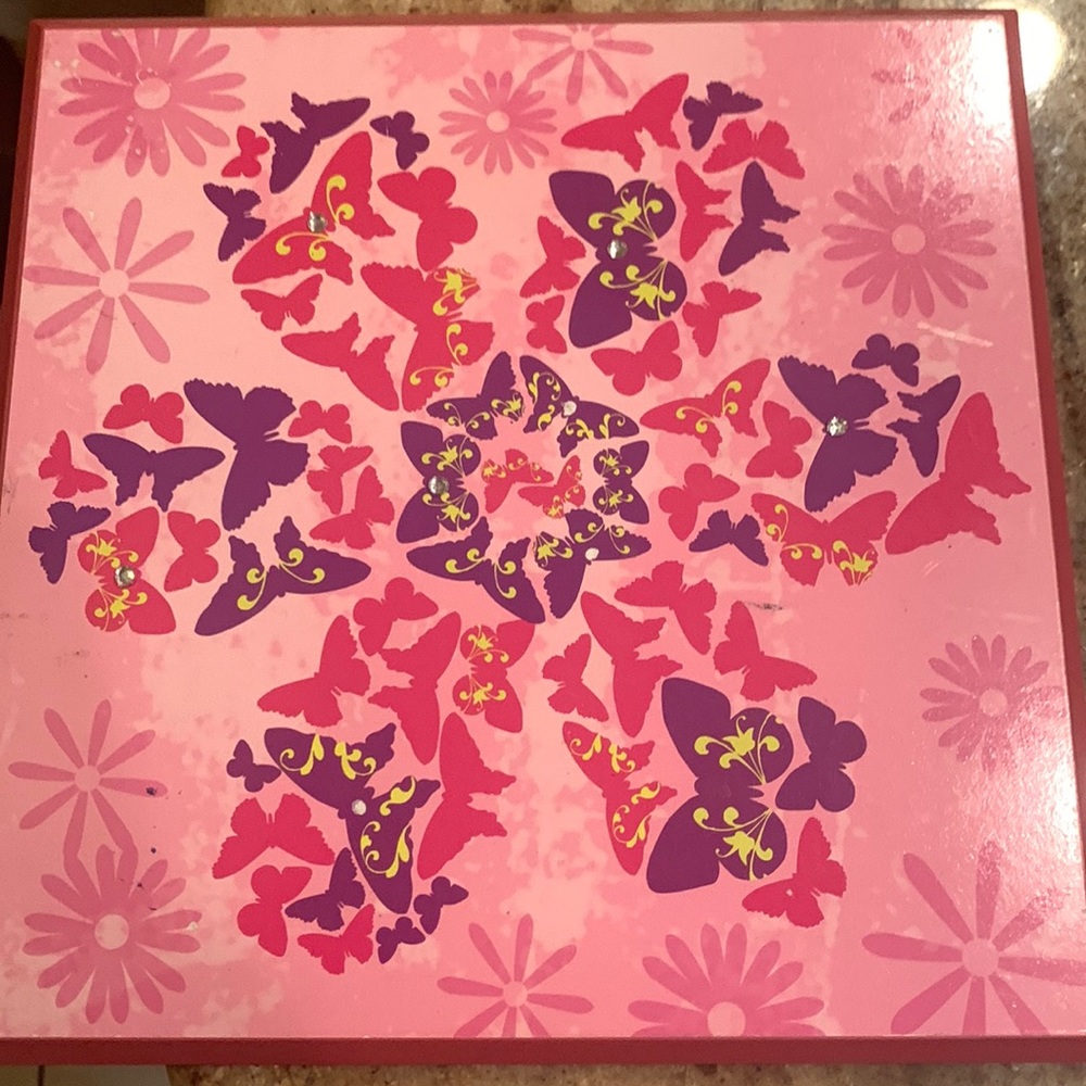 A beautiful placard. Nice material with a painting for a little girls room.